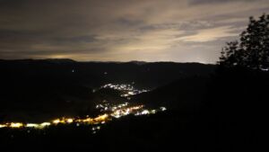 Dieses Bild zeigt eine Webcam-Aufnahme vom Achertal, aufgenommen am Samstag, den 06.06.2026 um 23:50 Uhr. Die Temperatur betrug 13.8°C.