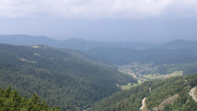 Dieses Bild zeigt eine Webcam-Aufnahme vom Achertal, aufgenommen am Sonntag, den 27.07.2025 um 12:40 Uhr. Die Temperatur betrug 15°C.