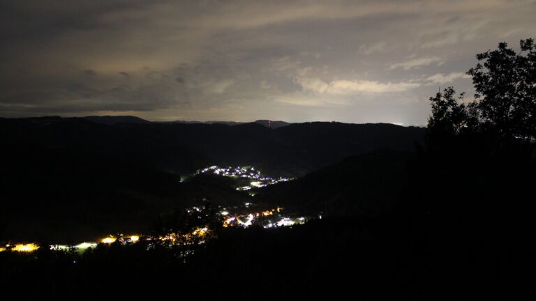 Dieses Bild zeigt eine Webcam-Aufnahme vom Achertal, aufgenommen am Freitag, den 21.08.2026 um 02:30 Uhr. Die Temperatur betrug 16.1°C.