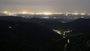 Dieses Bild zeigt eine Webcam-Aufnahme vom Achertal, aufgenommen am Dienstag, den 28.04.2026 um 23:30 Uhr. Die Temperatur betrug 10.6°C.