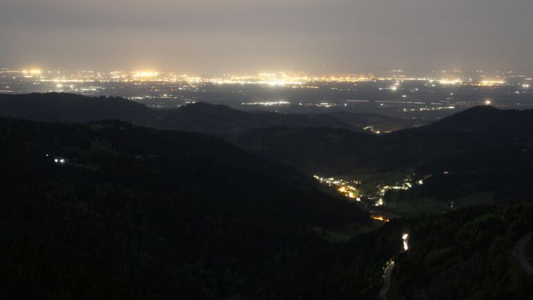 Dieses Bild zeigt eine Webcam-Aufnahme vom Achertal, aufgenommen am Dienstag, den 28.04.2026 um 23:30 Uhr. Die Temperatur betrug 10.6°C.