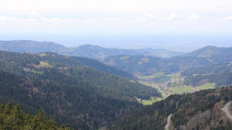 Dieses Bild zeigt eine Webcam-Aufnahme vom Achertal, aufgenommen am Donnerstag, den 16.04.2026 um 14:10 Uhr. Die Temperatur betrug 12.1°C.