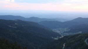 Dieses Bild zeigt eine Webcam-Aufnahme vom Achertal, aufgenommen am Montag, den 19.05.2025 um 21:30 Uhr. Die Temperatur betrug 12.8°C.