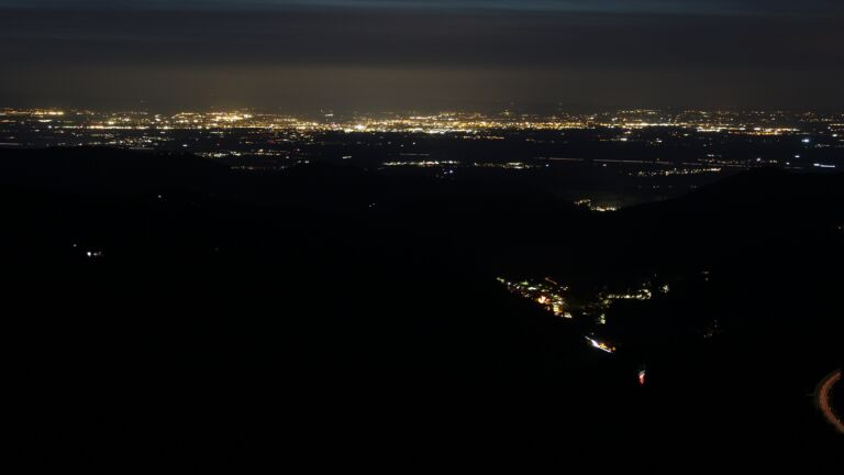 Dieses Bild zeigt eine Webcam-Aufnahme vom Achertal, aufgenommen am Samstag, den 18.10.2025 um 19:40 Uhr. Die Temperatur betrug 4.7°C.