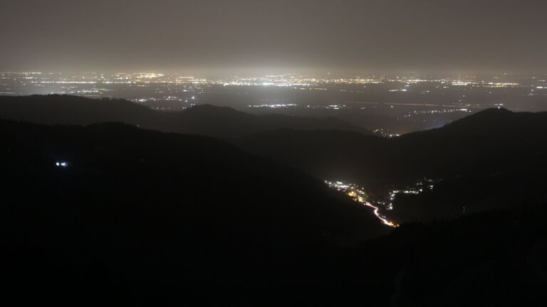 Dieses Bild zeigt eine Webcam-Aufnahme vom Achertal, aufgenommen am Freitag, den 14.11.2025 um 05:50 Uhr. Die Temperatur betrug 17.2°C.