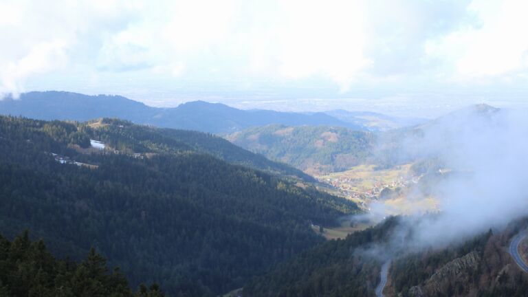 Dieses Bild zeigt eine Webcam-Aufnahme vom Achertal, aufgenommen am Samstag, den 07.02.2026 um 12:10 Uhr. Die Temperatur betrug 6.7°C.