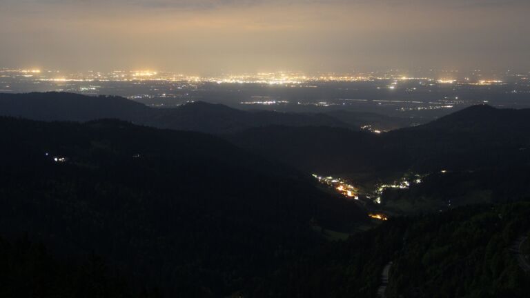 Dieses Bild zeigt eine Webcam-Aufnahme vom Achertal, aufgenommen am Mittwoch, den 07.05.2025 um 23:30 Uhr. Die Temperatur betrug 4.8°C.