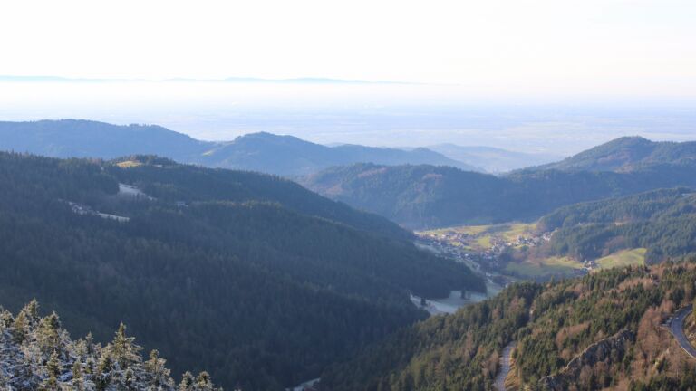 Dieses Bild zeigt eine Webcam-Aufnahme vom Achertal, aufgenommen am Montag, den 01.12.2025 um 15:00 Uhr. Die Temperatur betrug 0.7°C.