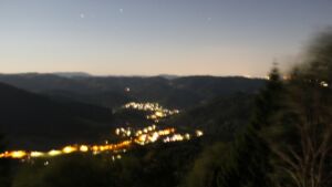 Dieses Bild zeigt eine Webcam-Aufnahme vom Achertal, aufgenommen am Dienstag, den 28.07.2026 um 23:20 Uhr. Die Temperatur betrug 23.4°C.