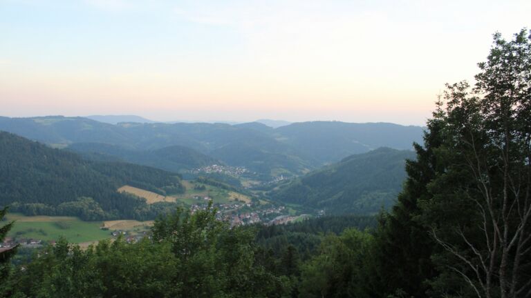 Dieses Bild zeigt eine Webcam-Aufnahme vom Achertal, aufgenommen am Montag, den 22.06.2026 um 21:20 Uhr. Die Temperatur betrug 27.2°C.
