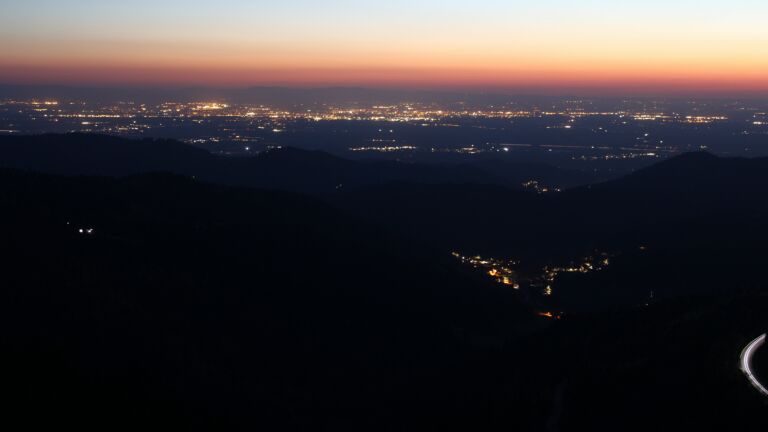 Dieses Bild zeigt eine Webcam-Aufnahme vom Achertal, aufgenommen am Mittwoch, den 22.04.2026 um 21:30 Uhr. Die Temperatur betrug 6°C.