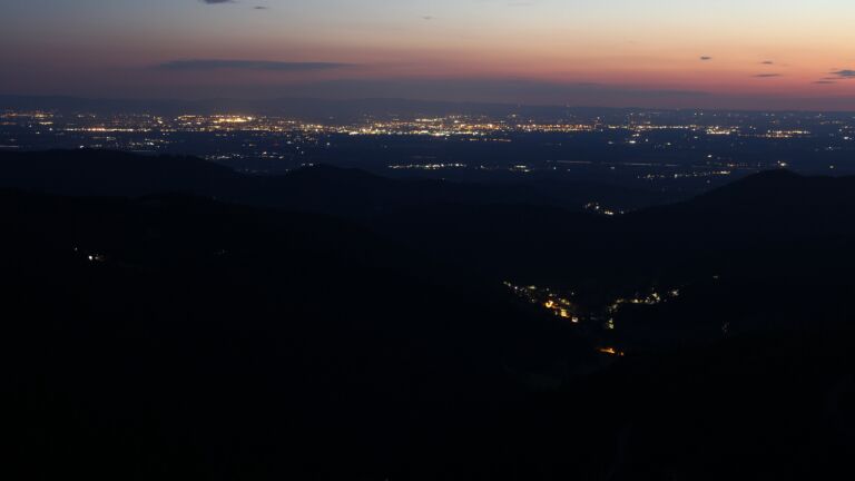 Dieses Bild zeigt eine Webcam-Aufnahme vom Achertal, aufgenommen am Samstag, den 12.07.2025 um 22:40 Uhr. Die Temperatur betrug 16.4°C.