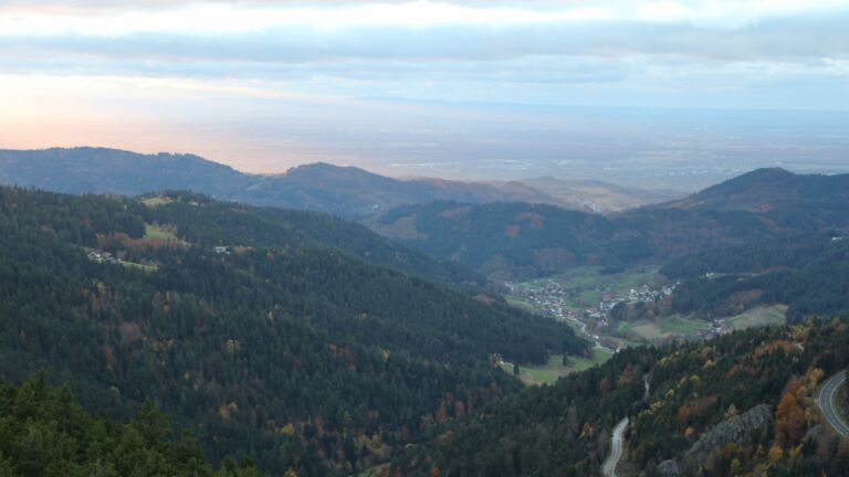 Dieses Bild zeigt eine Webcam-Aufnahme vom Achertal, aufgenommen am Dienstag, den 28.10.2025 um 17:00 Uhr. Die Temperatur betrug 5.4°C.