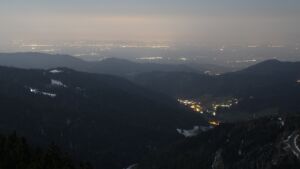 Dieses Bild zeigt eine Webcam-Aufnahme vom Achertal, aufgenommen am Freitag, den 03.04.2026 um 03:30 Uhr. Die Temperatur betrug 2.6°C.