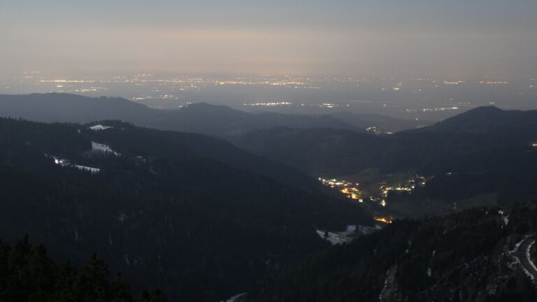 Dieses Bild zeigt eine Webcam-Aufnahme vom Achertal, aufgenommen am Freitag, den 03.04.2026 um 03:30 Uhr. Die Temperatur betrug 2.6°C.