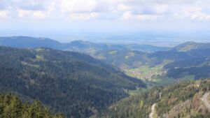 Dieses Bild zeigt eine Webcam-Aufnahme vom Achertal, aufgenommen am Dienstag, den 22.04.2025 um 12:50 Uhr. Die Temperatur betrug 10.9°C.