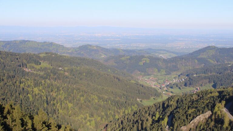 Dieses Bild zeigt eine Webcam-Aufnahme vom Achertal, aufgenommen am Freitag, den 24.04.2026 um 08:10 Uhr. Die Temperatur betrug 13.6°C.