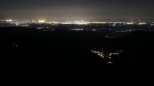 Dieses Bild zeigt eine Webcam-Aufnahme vom Achertal, aufgenommen am Montag, den 20.04.2026 um 00:30 Uhr. Die Temperatur betrug 4.8°C.