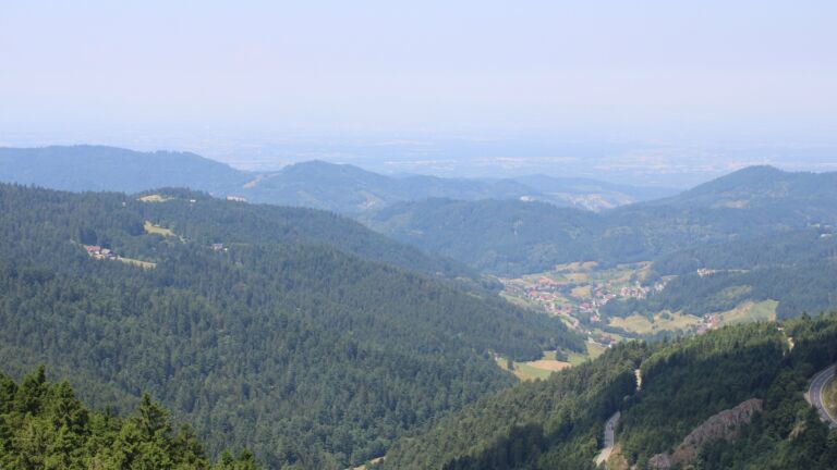 Dieses Bild zeigt eine Webcam-Aufnahme vom Achertal, aufgenommen am Dienstag, den 01.07.2025 um 12:10 Uhr. Die Temperatur betrug 24°C.