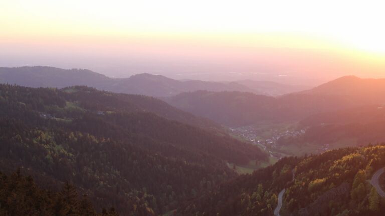 Dieses Bild zeigt eine Webcam-Aufnahme vom Achertal, aufgenommen am Mittwoch, den 30.04.2025 um 20:30 Uhr. Die Temperatur betrug 16.1°C.