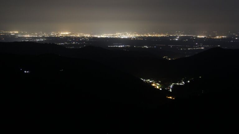 Dieses Bild zeigt eine Webcam-Aufnahme vom Achertal, aufgenommen am Montag, den 16.06.2025 um 23:50 Uhr. Die Temperatur betrug 12.3°C.