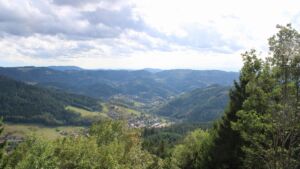 Dieses Bild zeigt eine Webcam-Aufnahme vom Achertal, aufgenommen am Freitag, den 28.08.2026 um 17:00 Uhr. Die Temperatur betrug 21.7°C.
