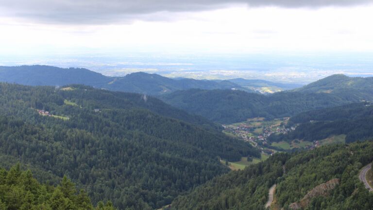 Dieses Bild zeigt eine Webcam-Aufnahme vom Achertal, aufgenommen am Dienstag, den 22.07.2025 um 14:30 Uhr. Die Temperatur betrug 12.6°C.