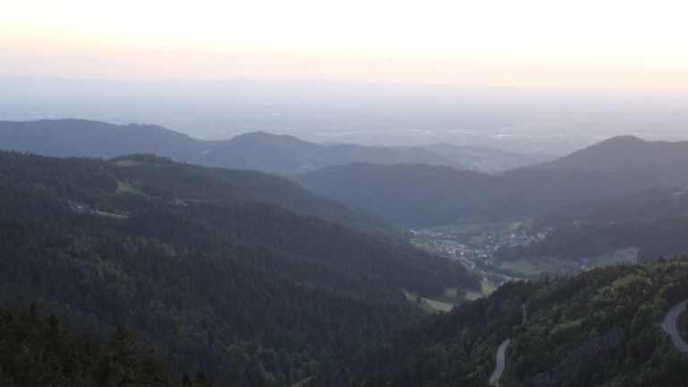 Dieses Bild zeigt eine Webcam-Aufnahme vom Achertal, aufgenommen am Donnerstag, den 15.05.2025 um 21:10 Uhr. Die Temperatur betrug 8.6°C.