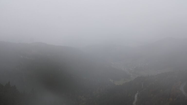 Dieses Bild zeigt eine Webcam-Aufnahme vom Achertal, aufgenommen am Dienstag, den 28.10.2025 um 11:40 Uhr. Die Temperatur betrug 5.1°C.