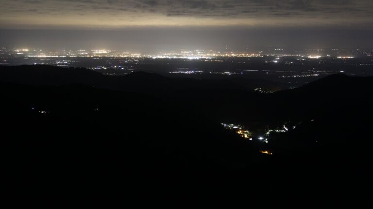 Dieses Bild zeigt eine Webcam-Aufnahme vom Achertal, aufgenommen am Freitag, den 30.05.2025 um 03:40 Uhr. Die Temperatur betrug 12.9°C.