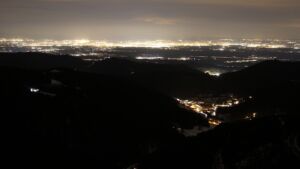 Dieses Bild zeigt eine Webcam-Aufnahme vom Achertal, aufgenommen am Dienstag, den 13.01.2026 um 20:00 Uhr. Die Temperatur betrug 6.6°C.