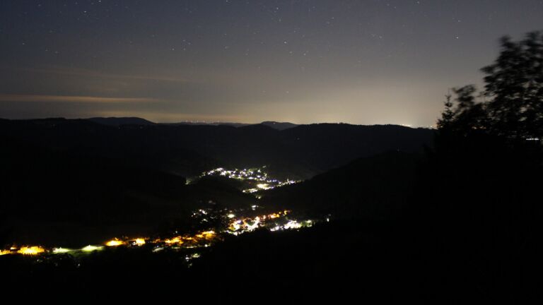 Dieses Bild zeigt eine Webcam-Aufnahme vom Achertal, aufgenommen am Montag, den 20.07.2026 um 03:50 Uhr. Die Temperatur betrug 13.4°C.