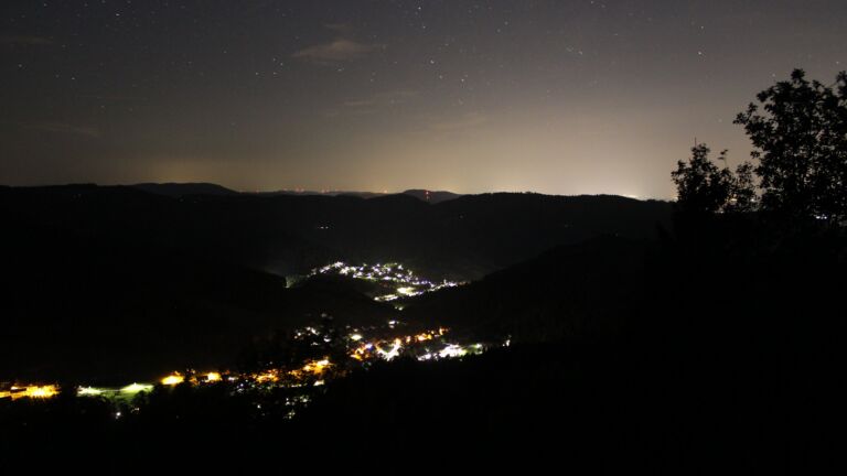 Dieses Bild zeigt eine Webcam-Aufnahme vom Achertal, aufgenommen am Dienstag, den 08.09.2026 um 00:30 Uhr. Die Temperatur betrug 22.9°C.