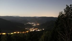 Dieses Bild zeigt eine Webcam-Aufnahme vom Achertal, aufgenommen am Montag, den 27.07.2026 um 23:00 Uhr. Die Temperatur betrug 16.8°C.
