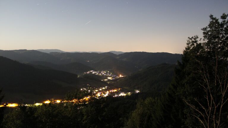 Dieses Bild zeigt eine Webcam-Aufnahme vom Achertal, aufgenommen am Montag, den 27.07.2026 um 23:00 Uhr. Die Temperatur betrug 16.8°C.