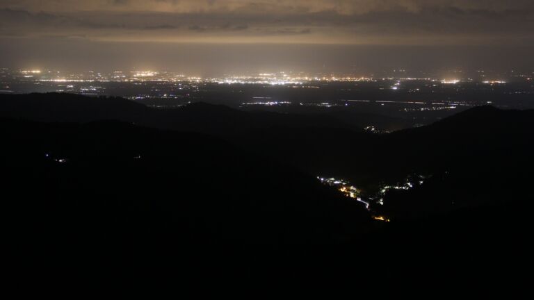Dieses Bild zeigt eine Webcam-Aufnahme vom Achertal, aufgenommen am Freitag, den 23.05.2025 um 03:30 Uhr. Die Temperatur betrug 4.5°C.