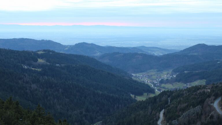 Dieses Bild zeigt eine Webcam-Aufnahme vom Achertal, aufgenommen am Dienstag, den 02.12.2025 um 16:40 Uhr. Die Temperatur betrug 4.6°C.