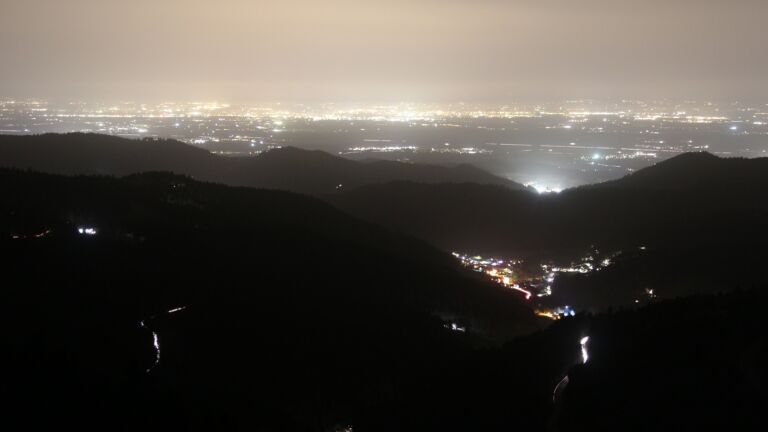 Dieses Bild zeigt eine Webcam-Aufnahme vom Achertal, aufgenommen am Freitag, den 14.11.2025 um 18:20 Uhr. Die Temperatur betrug 16.4°C.