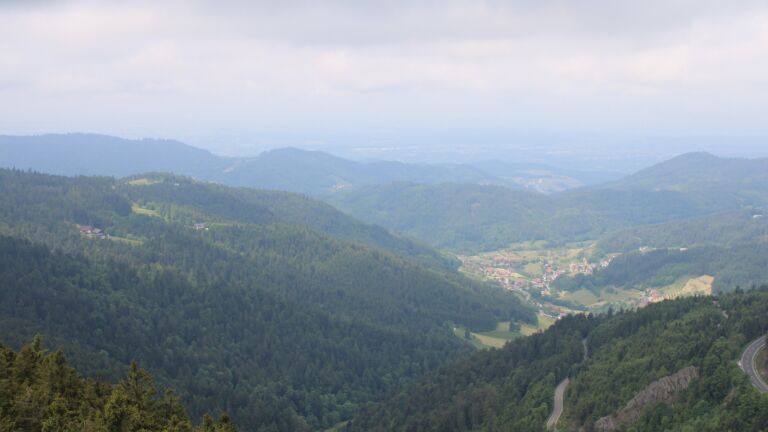 Dieses Bild zeigt eine Webcam-Aufnahme vom Achertal, aufgenommen am Mittwoch, den 21.05.2025 um 12:00 Uhr. Die Temperatur betrug 13.3°C.
