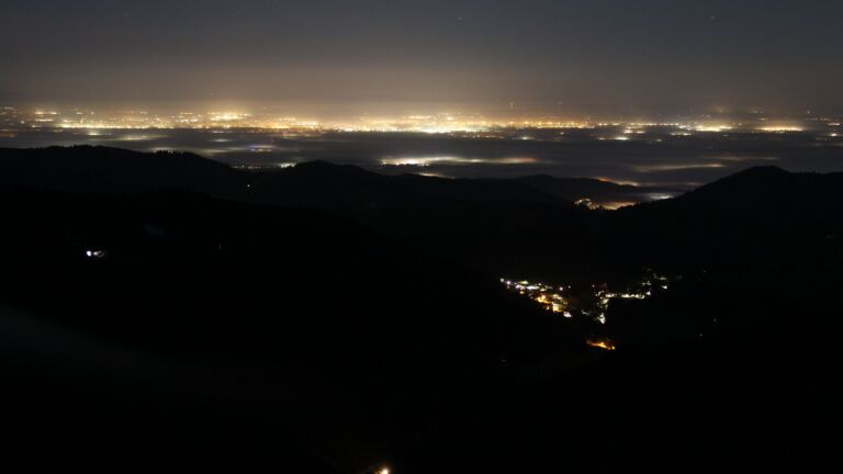 Dieses Bild zeigt eine Webcam-Aufnahme vom Achertal, aufgenommen am Sonntag, den 08.02.2026 um 01:30 Uhr. Die Temperatur betrug 3.4°C.