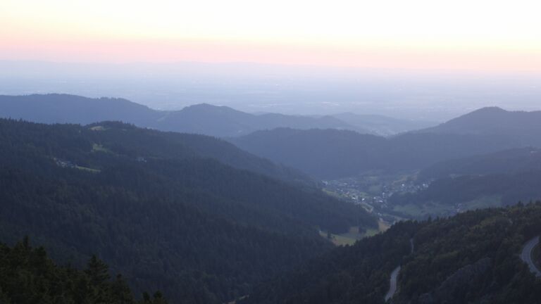 Dieses Bild zeigt eine Webcam-Aufnahme vom Achertal, aufgenommen am Donnerstag, den 10.07.2025 um 21:50 Uhr. Die Temperatur betrug 16.1°C.