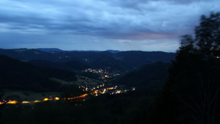 Dieses Bild zeigt eine Webcam-Aufnahme vom Achertal, aufgenommen am Samstag, den 06.06.2026 um 22:10 Uhr. Die Temperatur betrug 16.3°C.