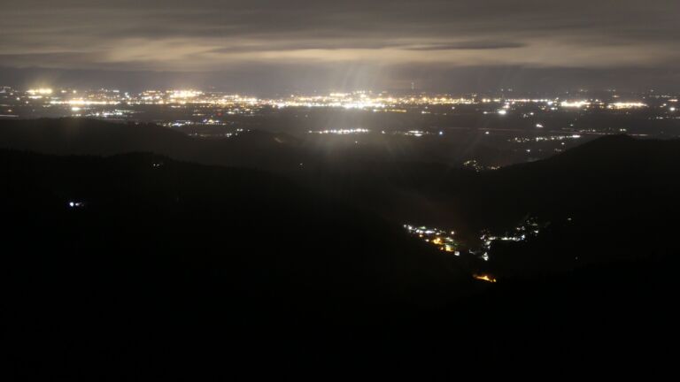 Dieses Bild zeigt eine Webcam-Aufnahme vom Achertal, aufgenommen am Samstag, den 14.03.2026 um 01:00 Uhr. Die Temperatur betrug 6.6°C.