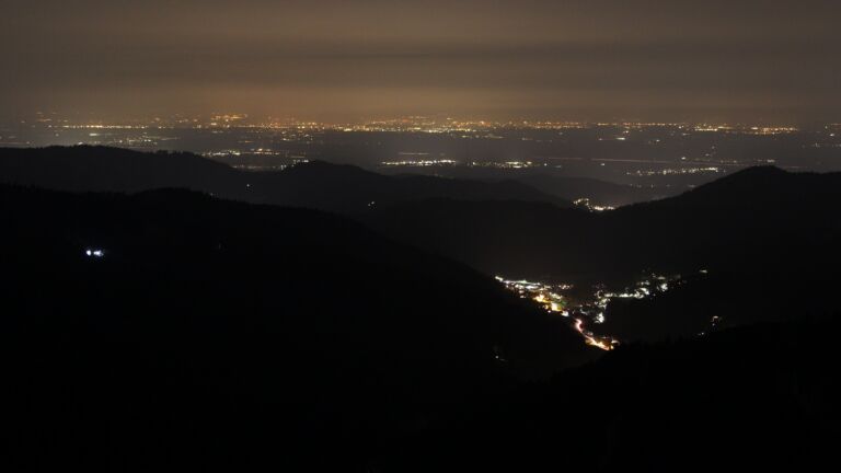 Dieses Bild zeigt eine Webcam-Aufnahme vom Achertal, aufgenommen am Sonntag, den 08.03.2026 um 21:00 Uhr. Die Temperatur betrug 8.2°C.