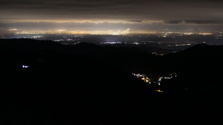 Dieses Bild zeigt eine Webcam-Aufnahme vom Achertal, aufgenommen am Donnerstag, den 27.11.2025 um 03:00 Uhr. Die Temperatur betrug -2.1°C.