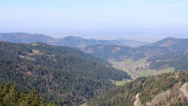 Dieses Bild zeigt eine Webcam-Aufnahme vom Achertal, aufgenommen am Donnerstag, den 09.04.2026 um 12:00 Uhr. Die Temperatur betrug 16.9°C.