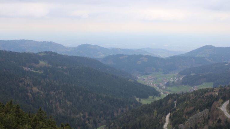 Dieses Bild zeigt eine Webcam-Aufnahme vom Achertal, aufgenommen am Mittwoch, den 15.04.2026 um 16:20 Uhr. Die Temperatur betrug 8.9°C.