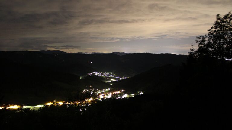 Dieses Bild zeigt eine Webcam-Aufnahme vom Achertal, aufgenommen am Montag, den 18.05.2026 um 23:10 Uhr. Die Temperatur betrug 9°C.