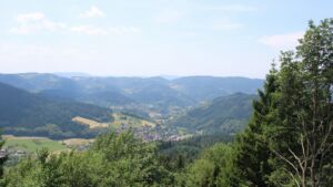 Dieses Bild zeigt eine Webcam-Aufnahme vom Achertal, aufgenommen am Freitag, den 26.06.2026 um 13:30 Uhr. Die Temperatur betrug 33.7°C.