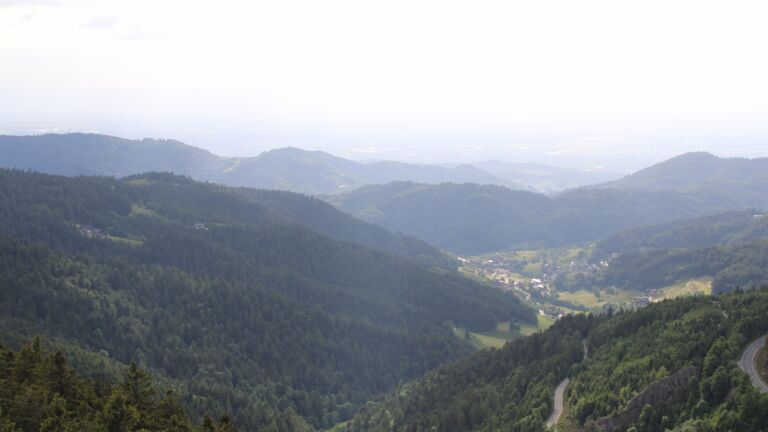 Dieses Bild zeigt eine Webcam-Aufnahme vom Achertal, aufgenommen am Montag, den 26.05.2025 um 18:30 Uhr. Die Temperatur betrug 10.4°C.